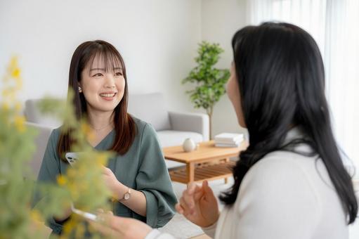 会話する女性 会話する女性 女性,大人,笑顔の写真素材