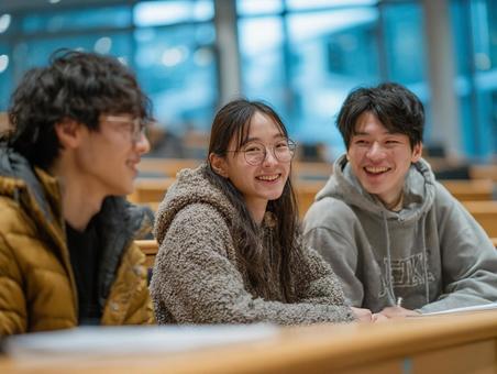 大学の講義を受ける学生たちの写真