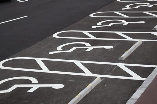 車椅子マークの駐車場の風景 車椅子,マーク,駐車場の写真素材
