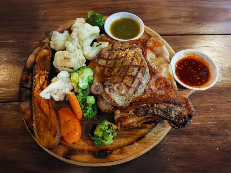 リブロースステーキ　焼き野菜添え リブロースステーキ,ステーキ,焼き野菜の写真素材