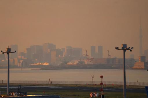 夕空と空港と海と港湾の街とビル群の風景 夕空と空港と海と港湾の街とビル群の風景 夕空,空港,海の写真素材