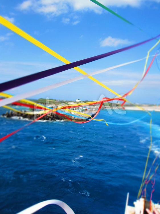 紙テープ　船　別れ　 船,紙テープ,見送りの写真素材