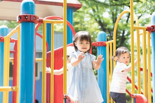 遊具で遊ぶ子供 遊具で遊ぶ子供 公園,遊具,女性の写真素材