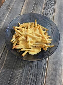 フライドポテトのチーズかけ 俯瞰 フライドポテトのチーズかけ 俯瞰 フライドポテト,ポテト,ポテトのチーズかけの写真素材