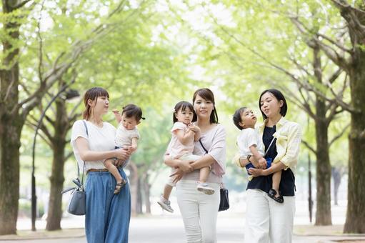 ママ友 母親 育児 ママ友 母親 育児 ママ友,公園,女性の写真素材