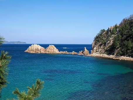 日本海と岩場 日本海と岩場の写真