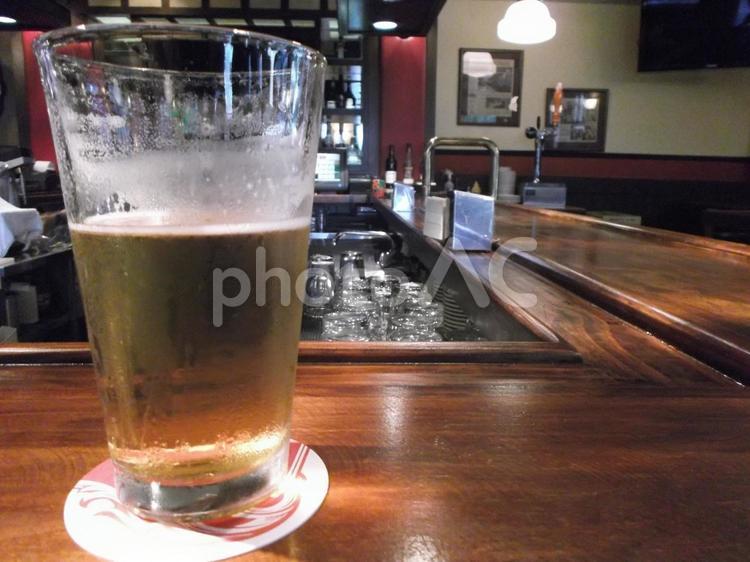 バーのカウンターでの贅沢なひと時、お一人さま ビール,パブ,ラガーの写真素材