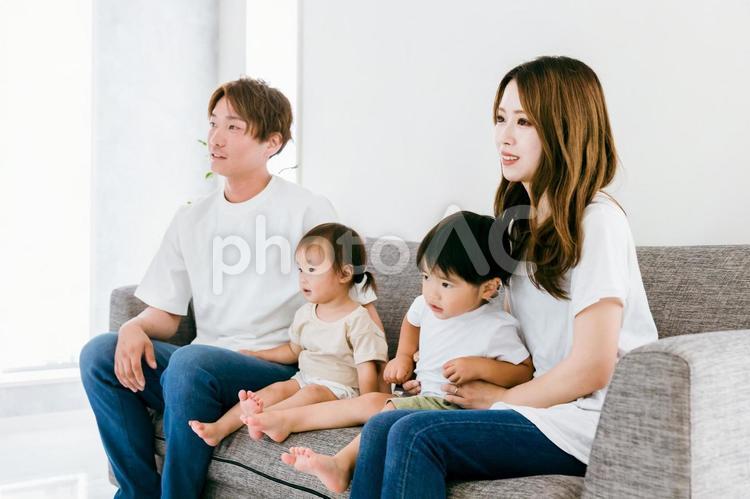 ソファに座る若い日本人家族・ファミリー 家族,ファミリー,親子の写真素材