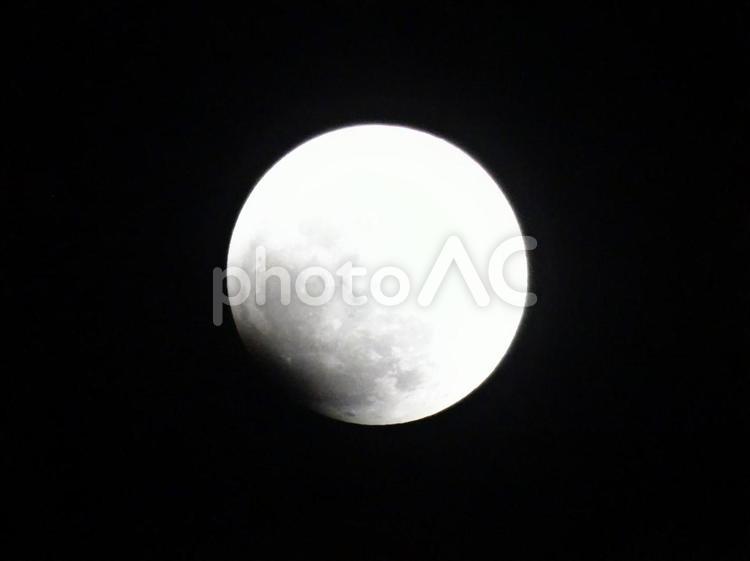 皆既月食はじめました 皆既月食,月食,月の写真素材