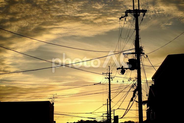 夕暮れの空と電柱 夕暮れ時,夕焼け,夕方の写真素材