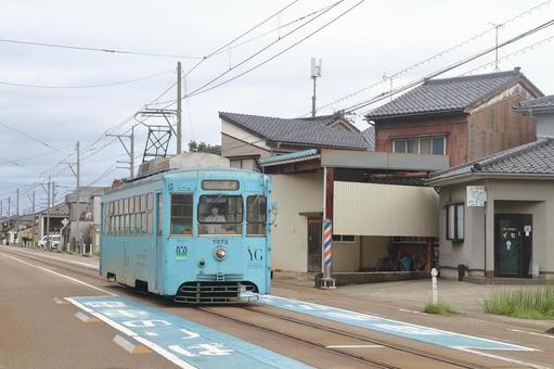 万葉線、吉久電停の安全地帯 万葉線,高岡軌道線,7000形の写真素材