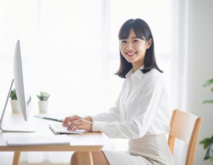 パソコンとビジネス女性の写真