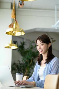 カフェで仕事をする日本人女性 カフェで仕事をする日本人女性 日本人,女性,カフェの写真素材
