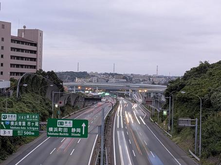中秋の日の東名高速道路の横浜青葉IC付近 中秋の日の東名高速道路の横浜青葉IC付近 東名高速道路,横浜青葉インターチェンジ,光跡の写真素材