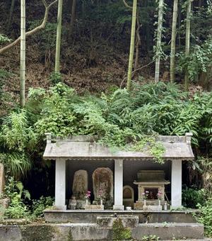 越前陶芸村手前の景色　道端のお地蔵様 お地蔵様,舗装,タイルの写真素材