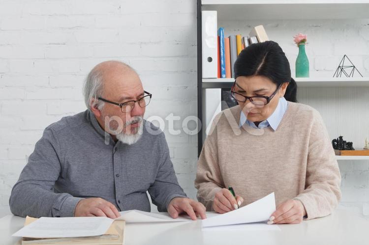 書類を書く老人カップル4 老人,カップル,シニアの写真素材