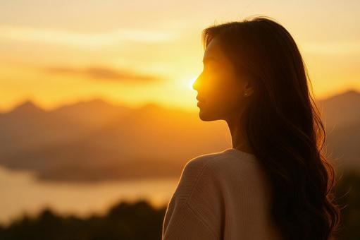 夕日と横顔の女性 夕日と横顔の女性の写真