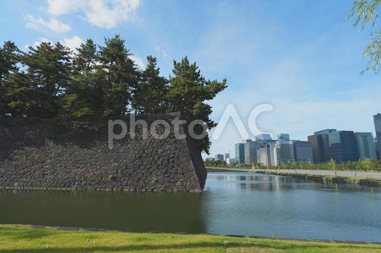 皇居のお堀と丸の内のビル群 皇居,お堀,丸の内の写真素材