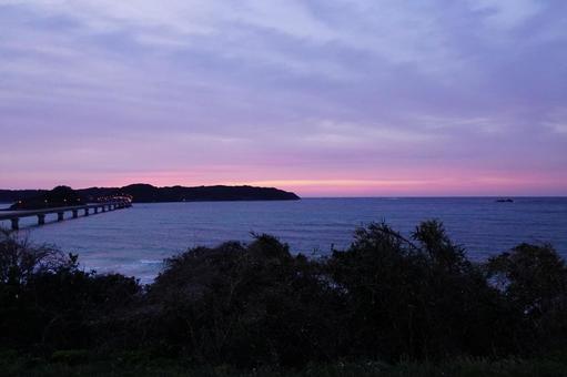 海の夕方の風景 海の夕方の風景 角島大橋,夕暮れ,日没の写真素材