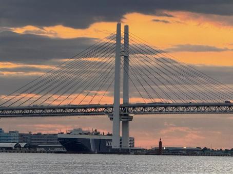 ベイブリッジと朝焼け ベイブリッジと朝焼け ベイブリッジ,朝焼け,風景の写真素材