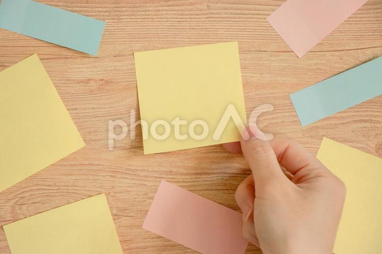 付箋を選ぶ手（文字なし） 付箋,選ぶ,選択の写真素材