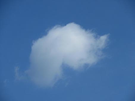 青い空に浮ぶ白いはぐれ雲 青い空に浮ぶ白いはぐれ雲の写真