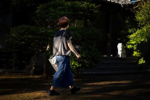<素材>観光で夕暮れの神社を散策する女性 <素材>観光で夕暮れの神社を散策する女性 女性,人物,風景の写真素材