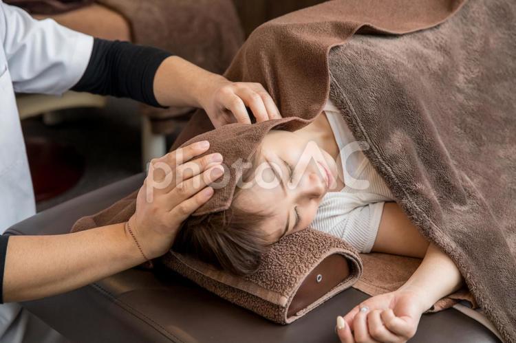 整体を受ける女性（頭） 頭,整体,リンパ整体の写真素材