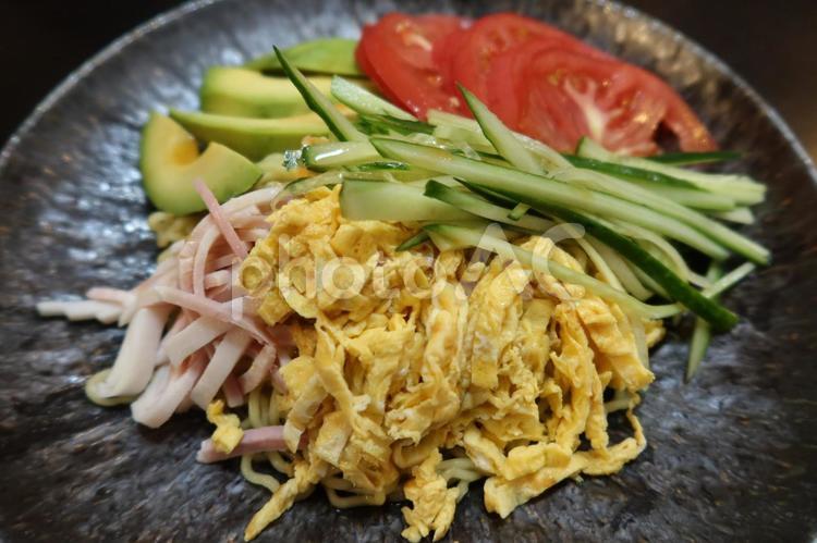 冷やし中華（引きアングル） 冷やし中華,冷麺,アボカドの写真素材