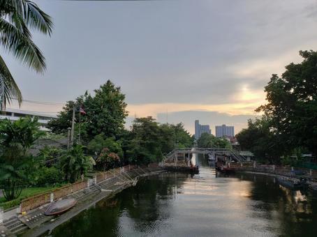 バンコクのとある川沿い 街並み,川,建物の写真素材