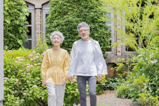 リゾートを観光するシニアカップル リゾートを観光するシニアカップル シニア,旅行,カップルの写真素材
