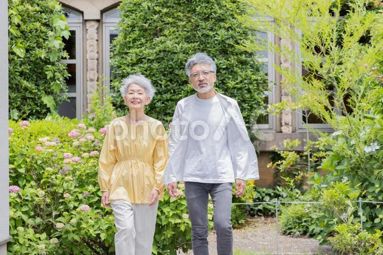 リゾートを観光するシニアカップル シニア,旅行,カップルの写真素材