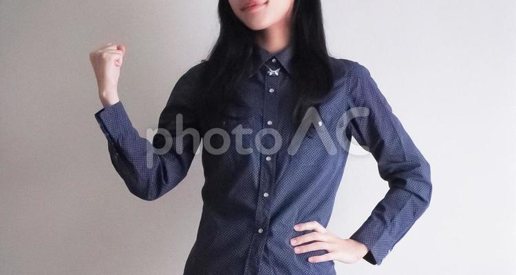 ガッツポーズする女性(横長) 女性,ガッツポーズ,励ますの写真素材