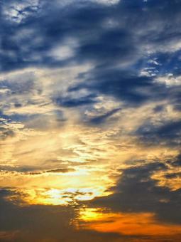 夏の空・幻想的な夕陽＆茜色の夕焼け 夏,夕焼け,夕陽の写真素材
