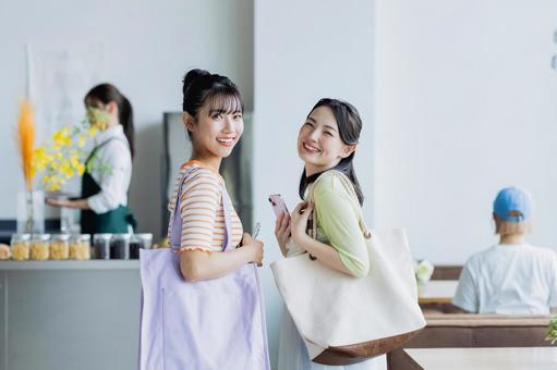 買い物をする若い女性 買い物をする若い女性 買い物,ショッピング,店の写真素材