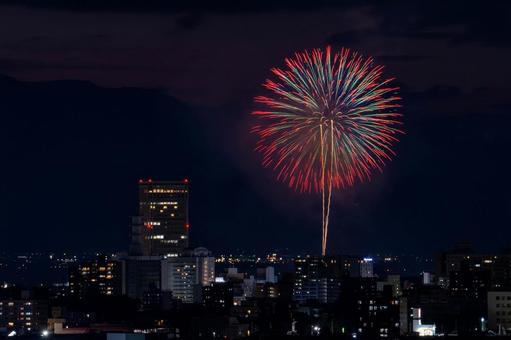 夜空を彩る山形花火大会と霞城セントラル 夜空を彩る山形花火大会と霞城セントラルの写真