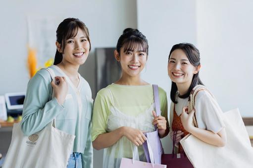 買い物をする若い女性 買い物をする若い女性 買い物,女性,友達の写真素材