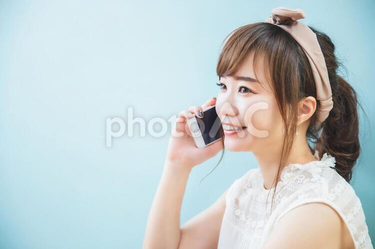 スマホで通話する女性 スマホ,電話,スマートフォンの写真素材