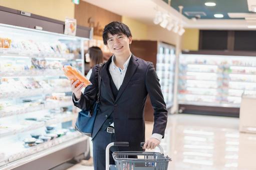 スーパーで野菜を買うビジネスマン スーパーで野菜を買うビジネスマン 買物,買い物する,栄養素の写真素材