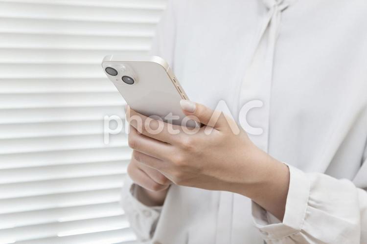 スマートフォンを操作する女性 スマホ,スマートフォン,ビジネスの写真素材