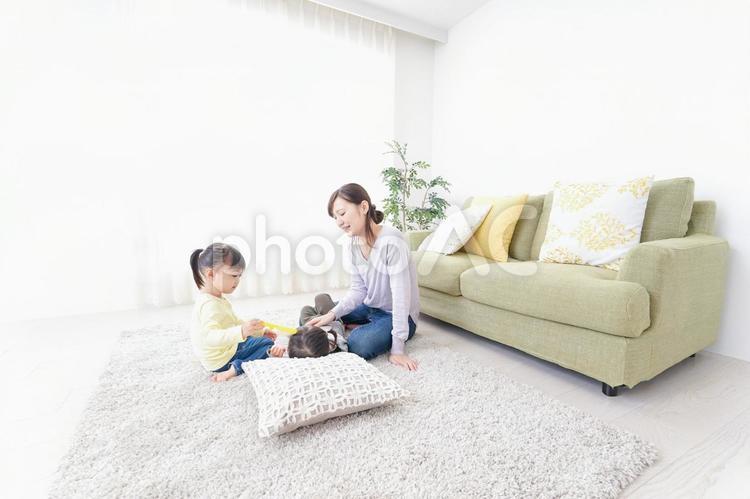 赤ちゃんのいる幸せな家族 遊ぶ,遊び,シングルマザーの写真素材
