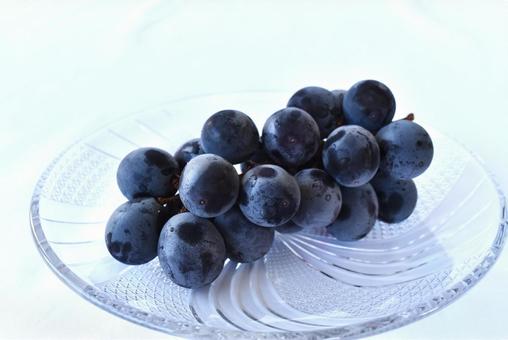 Kyoho grapes served on a glass plate, JPG Kyoho grapes served on a glass plate, JPG