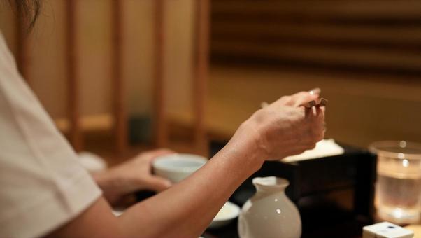 お蕎麦を食べる女性 お蕎麦を食べる女性 女性,手,指の写真素材