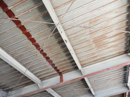 鉄骨スケルトンの建物の天井 鉄骨スケルトンの建物の天井 鉄骨,スケルトン,建物の写真素材