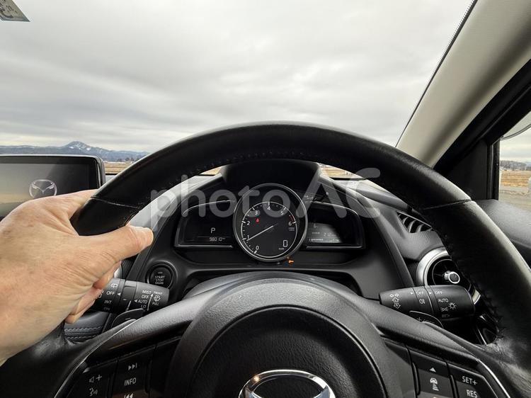 車の運転席　ハンドルを持つ手 車,自動車,運転席の写真素材
