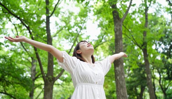 健康的な女性深呼吸 健康的な女性深呼吸の写真