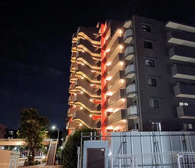 闇夜に浮かぶマンション② 闇夜に浮かぶマンション② マンション,ライトアップ,夜の写真素材