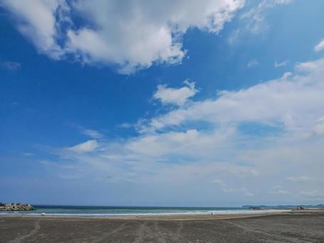 夏の晴れた砂浜と空 夏の晴れた砂浜と空の写真