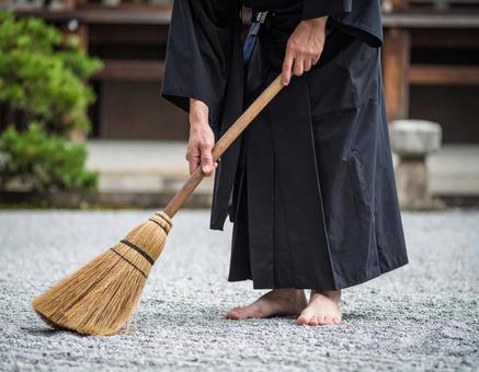掃除をする僧侶 掃除をする僧侶の写真