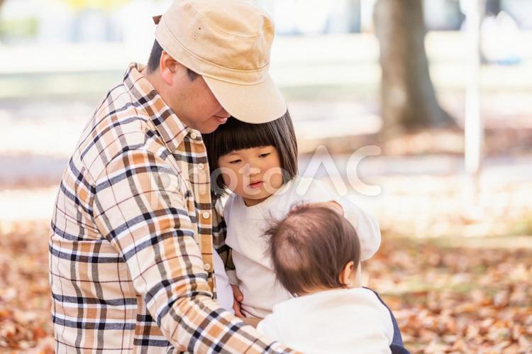パパと一緒にピクニックする子供達 イクメン,家族サービス,育メンの写真素材